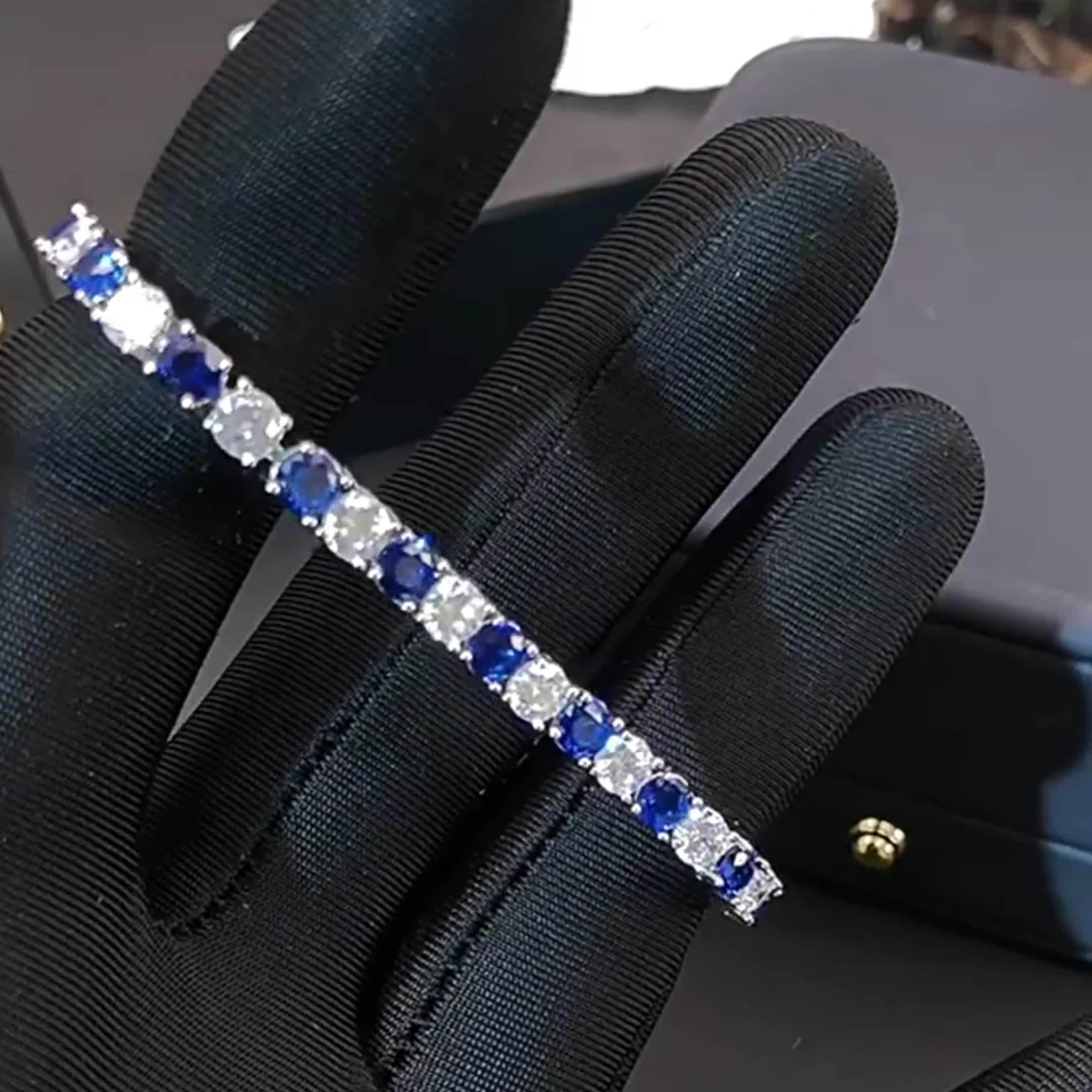 1pc Italian Luxury 925 Silver Moissanite Inlaid Bracelet, Designed And Hand-crafted By An Italian Designer, This Is A Commemorative Gift for Your Wife.Suitable for Various Occasions Such As Banquets.Gift Bag.Total Weight Of The Product (0.31 oz)