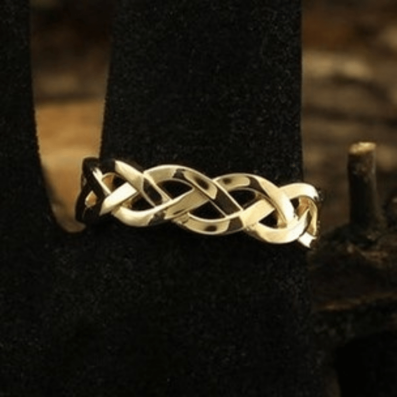 Ladies 18K Gold-plated Copper Woven Hollow Ring, Luxurious Woven Design, Suitable for All Seasons, Perfect for Weddings, Anniversaries, Parties, and Other Occasions - No Gemstone Inlay.