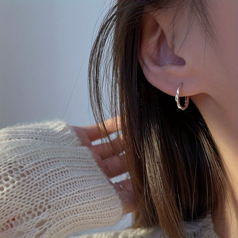 1 Pair of S925 Sterling Silver Earrings - Hypoallergenic - 18K Golden Plated - Stylish Simple Buckle Design - Daily Wear Maintenance Piercing - Suitable for Women And Men with Pierced Ears