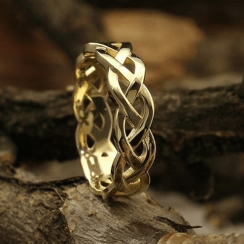 Ladies 18K Gold-plated Copper Woven Hollow Ring, Luxurious Woven Design, Suitable for All Seasons, Perfect for Weddings, Anniversaries, Parties, and Other Occasions - No Gemstone Inlay.