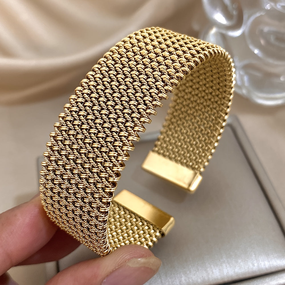 [Ideal Gift] Stylish Wide Cuff Bracelet for Women, Made of Golden Tone Stainless Steel with a Vintage Flair - Perfect for Parties, Weddings, And Special Events, And Comes in a Gift Box, Making It an Ideal Present