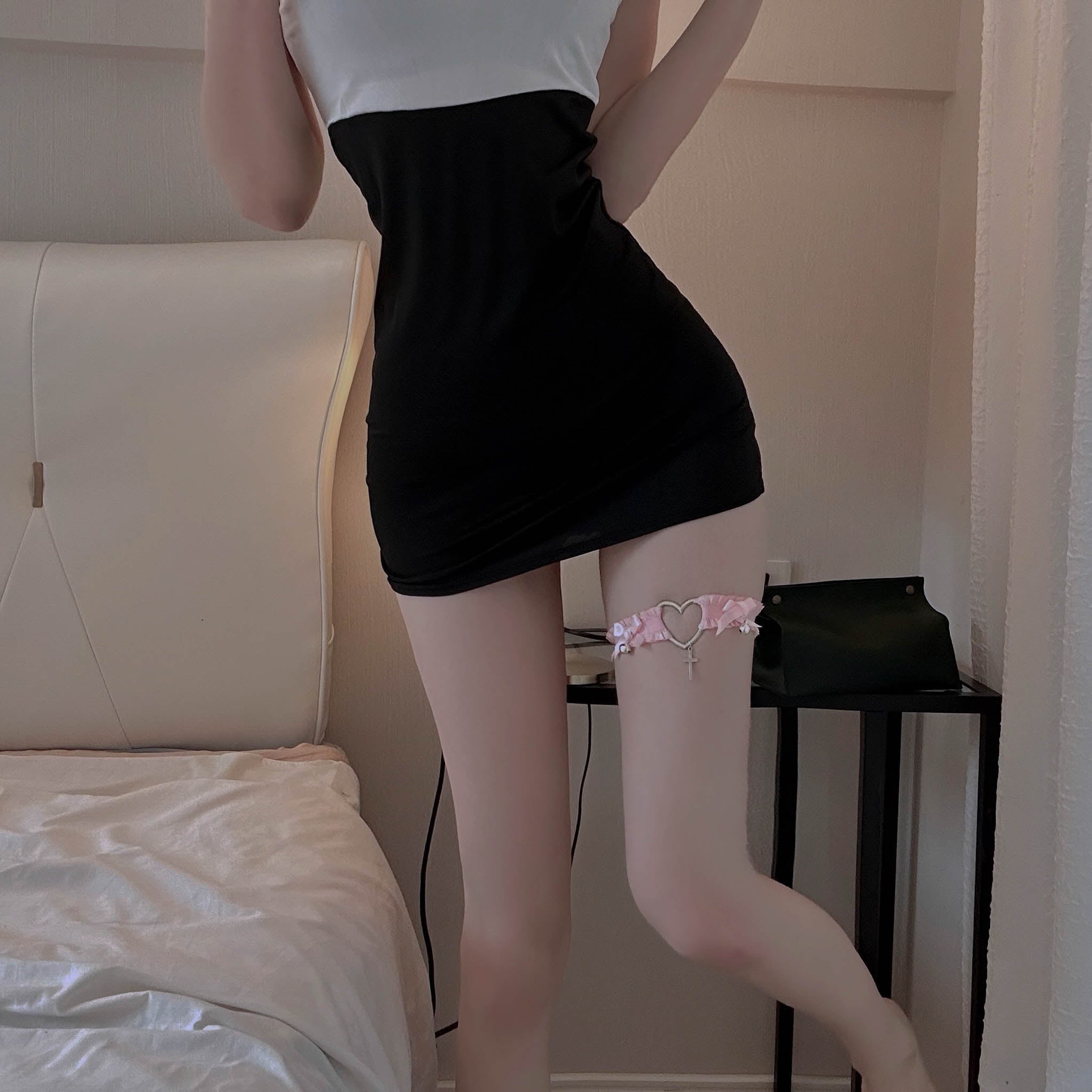 P-684 Love bow stretch leg loop