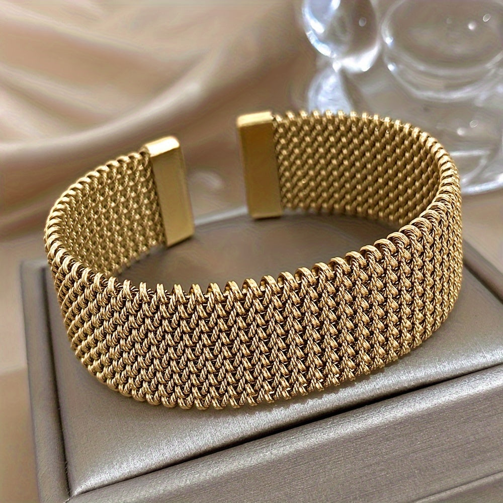 [Ideal Gift] Stylish Wide Cuff Bracelet for Women, Made of Golden Tone Stainless Steel with a Vintage Flair - Perfect for Parties, Weddings, And Special Events, And Comes in a Gift Box, Making It an Ideal Present