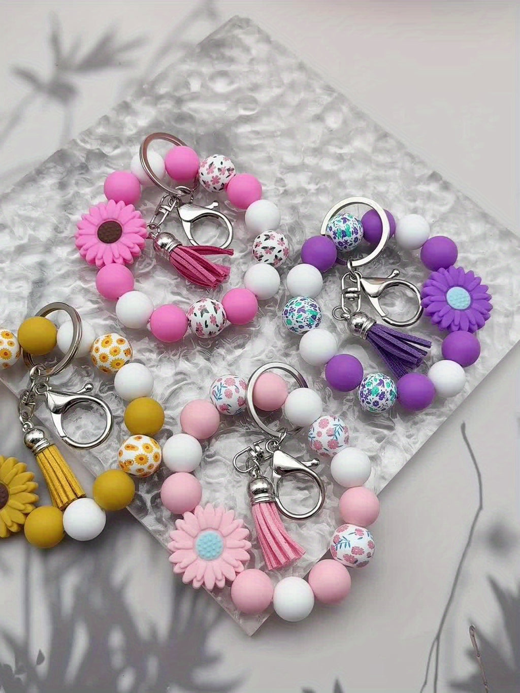 A 5pcs Collection Featuring a Daisy Flower Silicone Keychain And Printed Wooden Beads, Ideal for Holiday Gifting