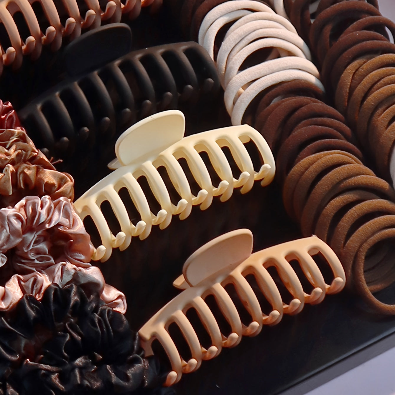 A New Set of Women's Hair Accessories, Including Seamless Ponytail Clips, Various Hair Clips, Hair Loops and Headbands, Is Very Suitable for Holiday Parties.