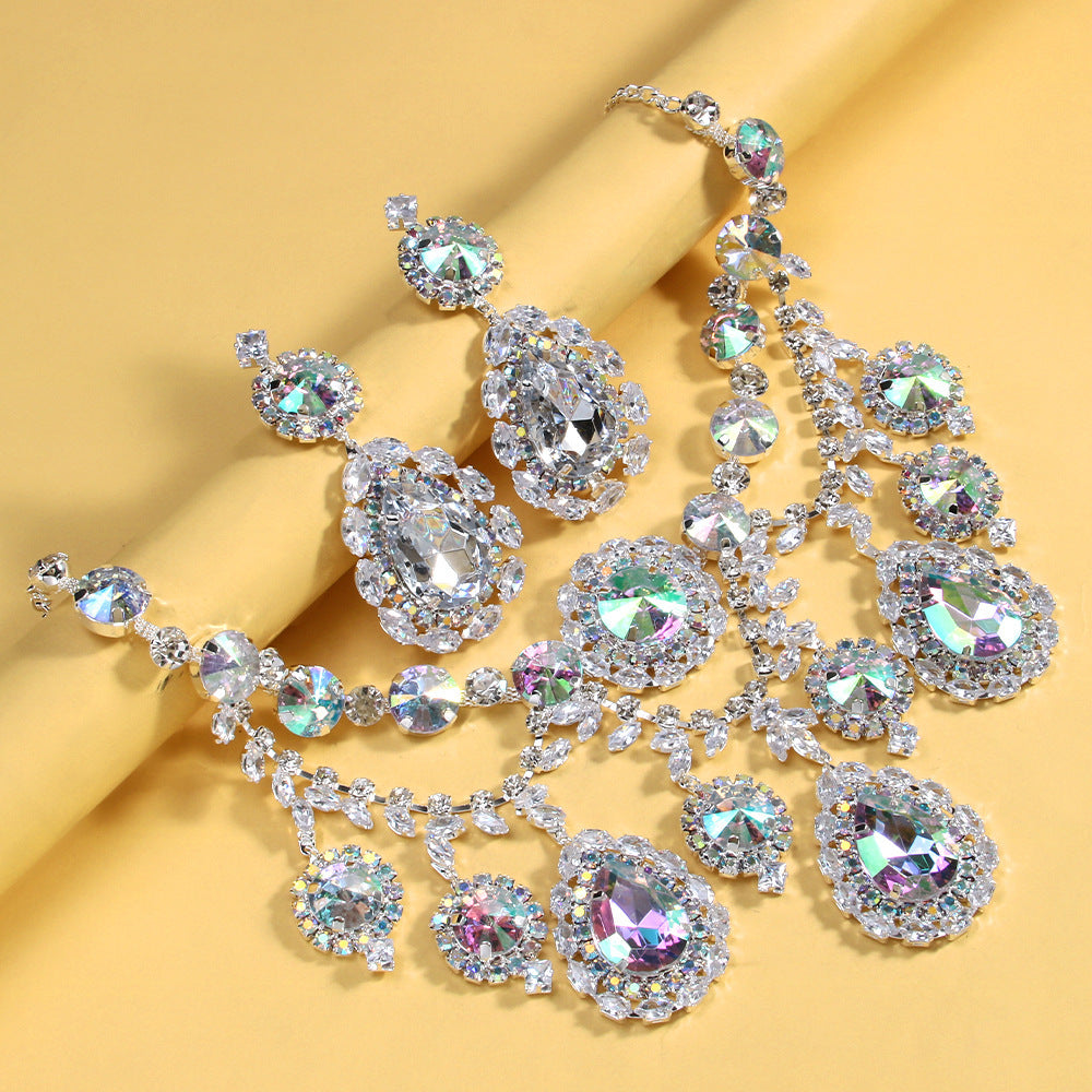 Stylish And Jewelry Set Featuring a Stunning Rhinestone Necklace And Matching Earrings