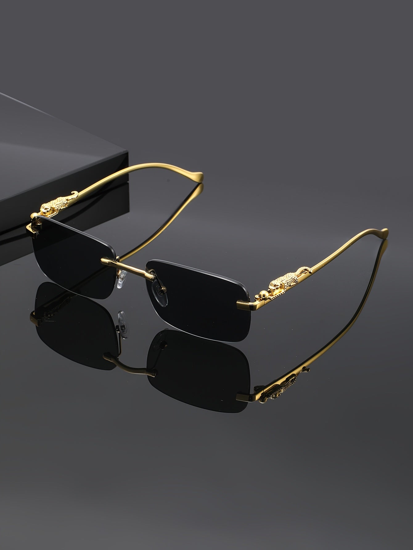 A Unique Pair of Glasses with Leopard Print Design And Frameless Square Lenses, with Glasses Case And Cleaning Cloth Suitable for Casual Gatherings And Fashionable Outfits. They Are a Perfect Photo Prop for Both Men And Women
