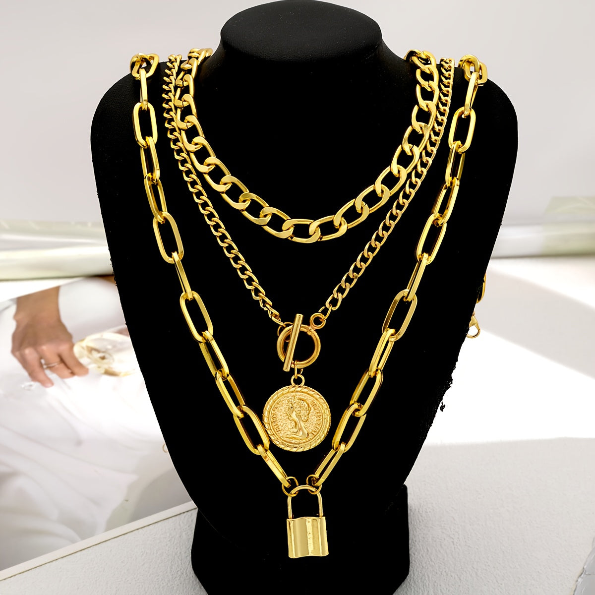 [Elegant Jewelry Set] 3pcs Set Layered Necklace (Gift Bag), Women's Vintage & Elegant Style, Gold Plated Embossed Round Pendant Necklace Set With Creative Lock Charm, Fashionable Jewelry Accessory