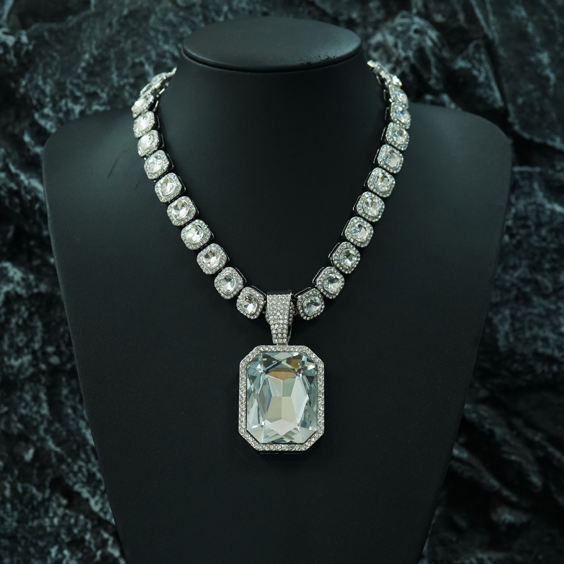 Hot-selling colored gem alloy pendant with colored gem Cuban necklace hip hop cool necklace