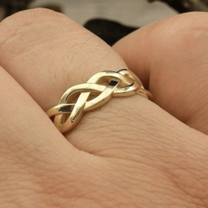 Ladies 18K Gold-plated Copper Woven Hollow Ring, Luxurious Woven Design, Suitable for All Seasons, Perfect for Weddings, Anniversaries, Parties, and Other Occasions - No Gemstone Inlay.