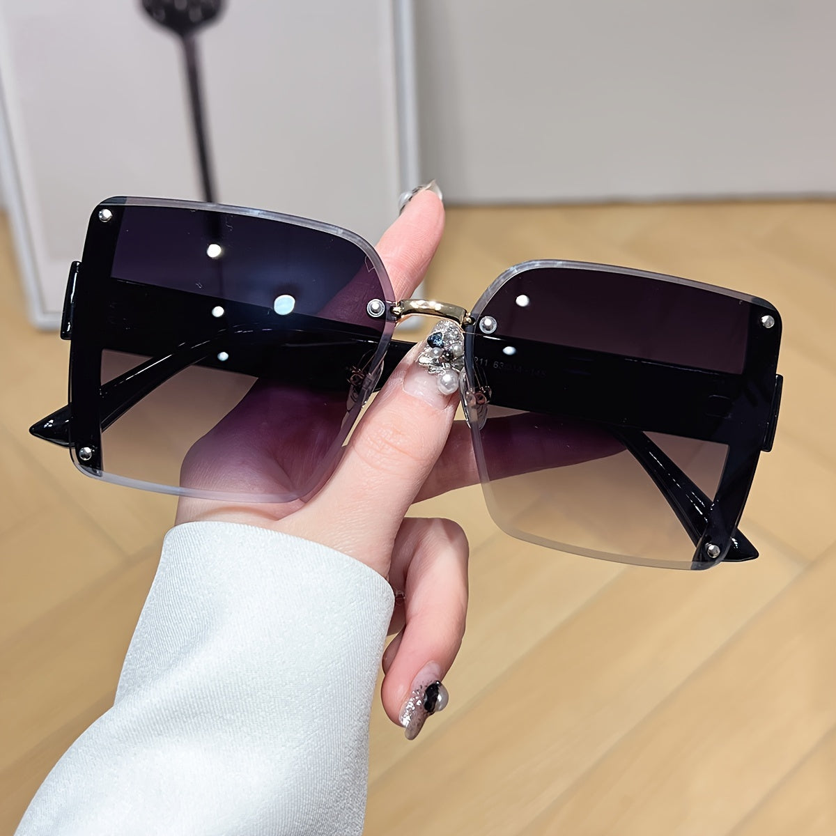 Luxury Square Frameless Y2K Fashion Glasses, Gradient UV400pcs Lenses with Lightweight Frame, Unisex Fashion for Beach/Vacation/Travel, Includes Protection Case, Novelty Holiday Accessory